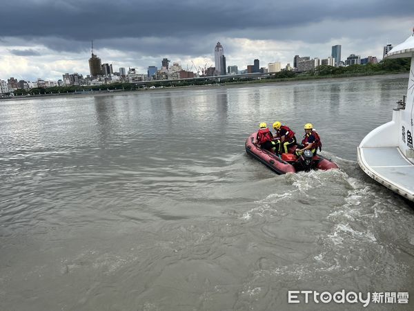 ▲▼▲北市台北橋傳有1人落水，警消擴大搜救範圍。(圖／記者邱中岳翻攝）