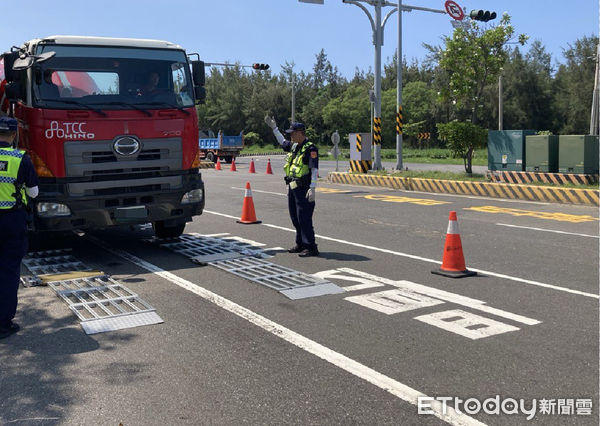 ▲台南市6月份單月涉及大型車事故死亡案件較高，市長黃偉哲要求持續強化大型車源頭管理，並加強執法及查核勤務，及落實用路人大型車行車視野死角與內輪差等重點宣導作業，維護用路安全。（圖／記者林東良翻攝，下同）