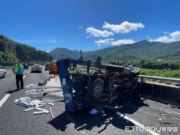 ▲小貨車於國道6號撞上前方的路面清掃施工車後側翻路面，造成車上2人受傷。（圖／記者高堂堯翻攝，下同）