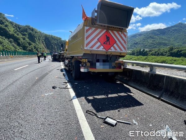 ▲小貨車於國道6號撞上前方的路面清掃施工車，造成車上2人受傷。（圖／記者高堂堯翻攝）