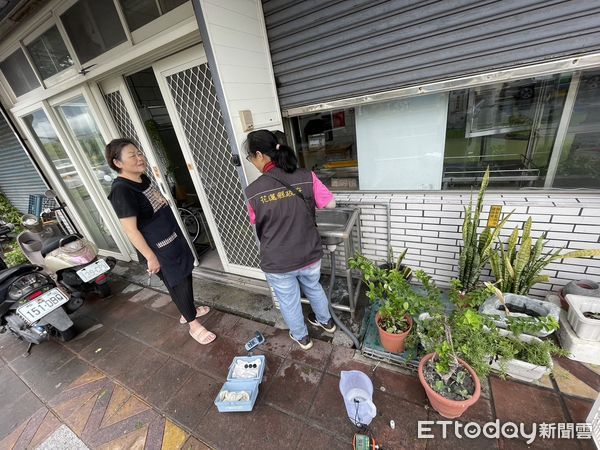 ▲▼花蓮縣環保局抽驗稽查飲用水水質，執行28件次抽驗，結果皆符合水質標準。（圖／花蓮縣政府提供，下同）