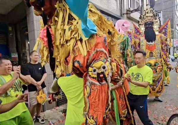 ▲普濟堂百年繞境，蘇俊賓親扛神將上陣