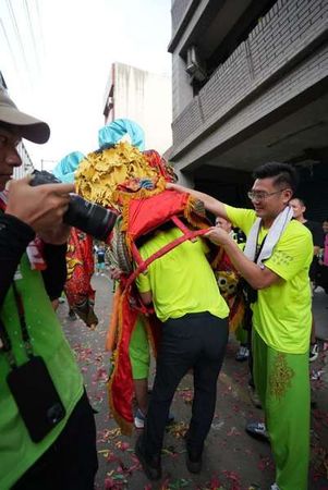 ▲普濟堂百年繞境，蘇俊賓親扛神將上陣