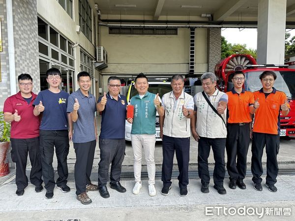 ▲台南市義消第四大隊由林窓堂大隊長及李偉智團長，特別至南消四大隊各分隊頒發救災獎勵金，以此來鼓舞士氣。（圖／記者林東良翻攝，下同）