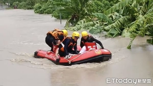 ▲台南市義消第四大隊由林窓堂大隊長及李偉智團長，特別至南消四大隊各分隊頒發救災獎勵金，以此來鼓舞士氣。（圖／記者林東良翻攝，下同）