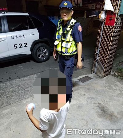 ▲枋寮警分局石光見派出所警員王晧明、林振庭助男童找到阿公             。（圖／記者陳崑福翻攝）