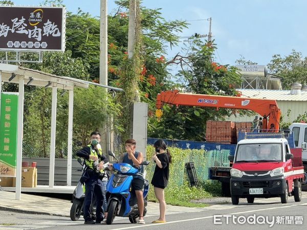 ▲東港警方王小琉球取締交通違規             。（圖／記者陳崑福翻攝）