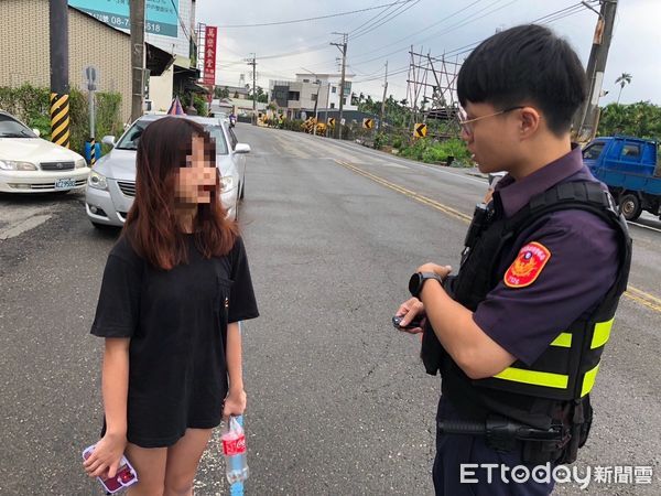 ▲內埔警分局萬巒分駐所所長陳建維、警員陳亮宇助少女返家             。（圖／記者陳崑福翻攝）