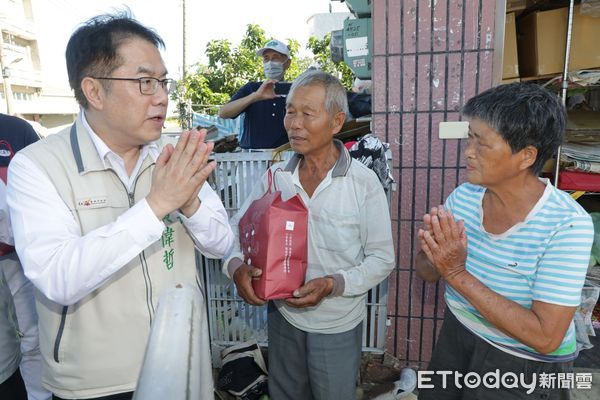 ▲市長黃偉哲1日上午參與慈濟基金會在麻豆區安心家訪活動，與志工一起關懷當地災民，協助分送安心祝福禮，災民相當感謝黃市長關懷慰問及慈濟分送物資。（圖／記者林東良翻攝，下同）