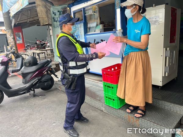 ▲內埔警分局內埔分駐所長張智榮在廣濟路進行宣導             。（圖／記者陳崑福翻攝）