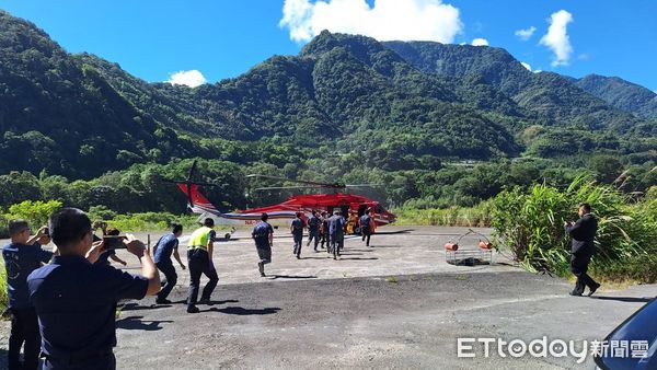 ▲凱米颱風前夕縱走南二段，3名登山客遺體吊掛下山了。（圖／記者高堂堯翻攝，下同）