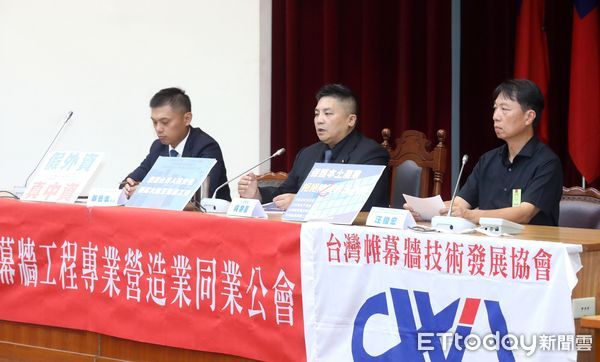 ▲▼國民黨立委吳宗憲 召開 保護本土產業 拒絕陸資非法入侵 記者會 台灣區帷幕牆工程專業營造同業公會副理事長汪俊宏 鄭義懷律師。（圖／記者屠惠剛攝）