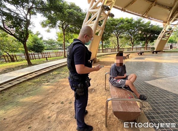 ▲警方透過監視器查尋在公園內順利找到走失的邱姓青少年。（圖／楊梅警分局提供）