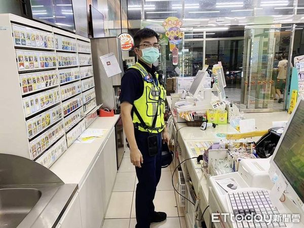 ▲超商店員因身體不適送醫，台西派出所員警臨時「代班」，讓民眾稱讚警察真貼心。（圖／記者蔡佩旻翻攝）