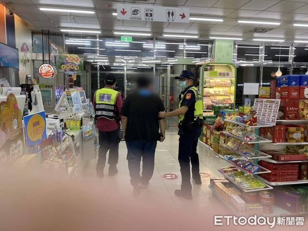 ▲超商店員因身體不適送醫，台西派出所員警臨時「代班」，讓民眾稱讚警察真貼心。（圖／記者蔡佩旻翻攝）