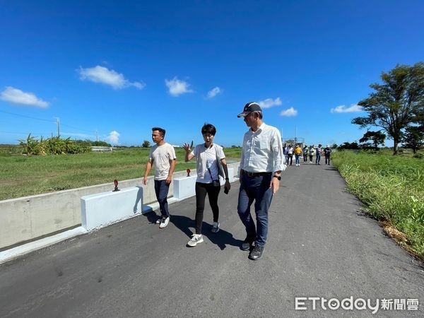 ▲立委陳亭妃連日來邀集政府官員深入地方勘災，1日再度邀集水利署第六河川分署長謝明昌、台南市政府水利局副總工程師葉俊良至佳里區南勢里、北門區文山里會勘排水系統問題。（圖／記者林東良翻攝，下同）