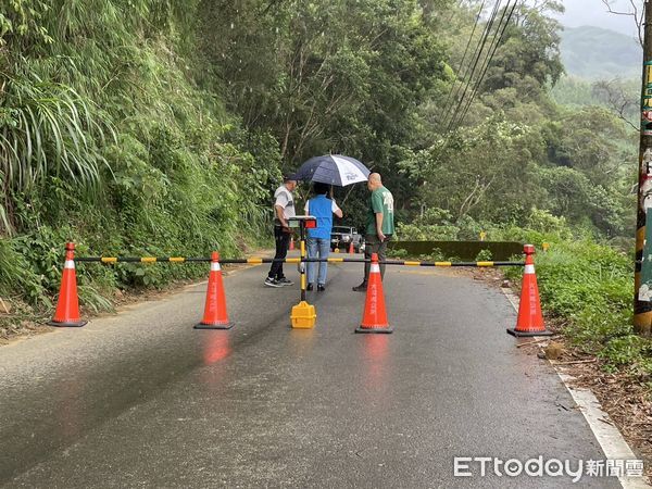 ▲通往雪見遊憩區的苗61線路基流失，鄉公所緊急封閉，包商正進場搶修中。（圖／記者楊永盛翻攝）