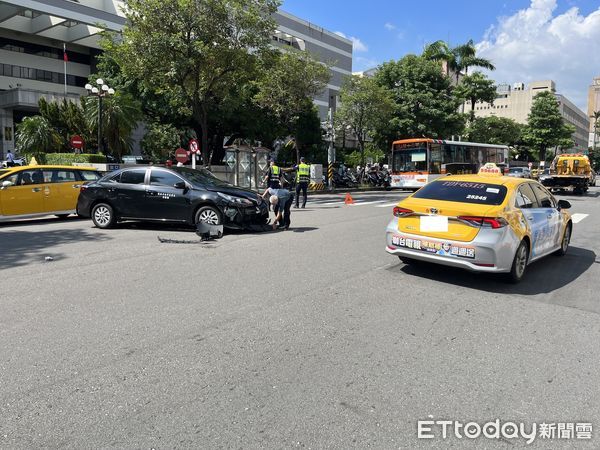 ▲▼台中地院勘驗車一出大門便挨撞，白車車側毀損滑行10公尺。（圖／民眾提供，下同）