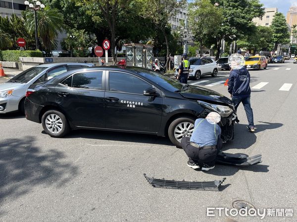 ▲▼台中地院勘驗車一出大門便挨撞，白車車側毀損滑行10公尺。（圖／民眾提供，下同）