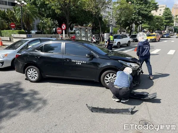 ▲▼台中地院勘驗車一出大門便挨撞，白車車側毀損滑行10公尺。（圖／民眾提供，下同）