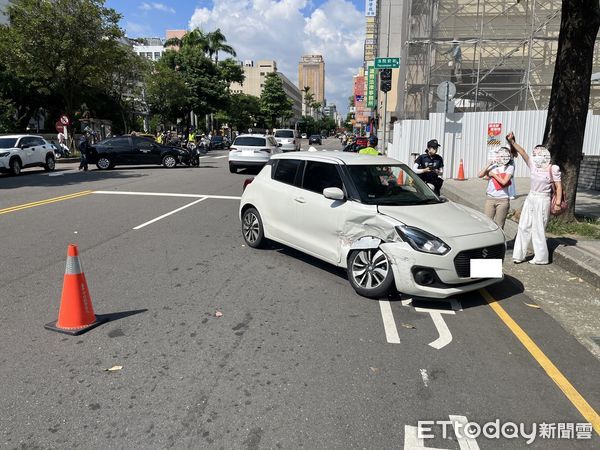 ▲▼台中地院勘驗車一出大門便挨撞，白車車側毀損滑行10公尺。（圖／民眾提供，下同）