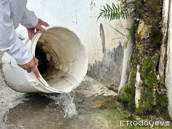 ▲颱風過後務必清洗積水容器。（圖／記者楊漢聲翻攝）