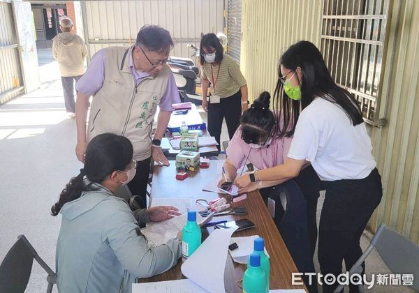 ▲台南社會局長盧禹璁提醒，民眾主動提供住家淹水照片將可加速審認工作，若無法提供照片，區公所亦會派員至現場協助勘查審認。（圖／記者林東良翻攝，下同）