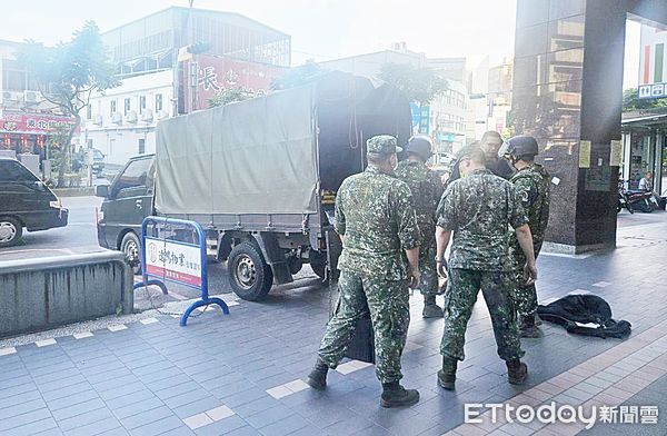 ▲六軍團防爆小組到場處理後順利送入軍車帶回處置。（圖／記者沈繼昌翻攝）