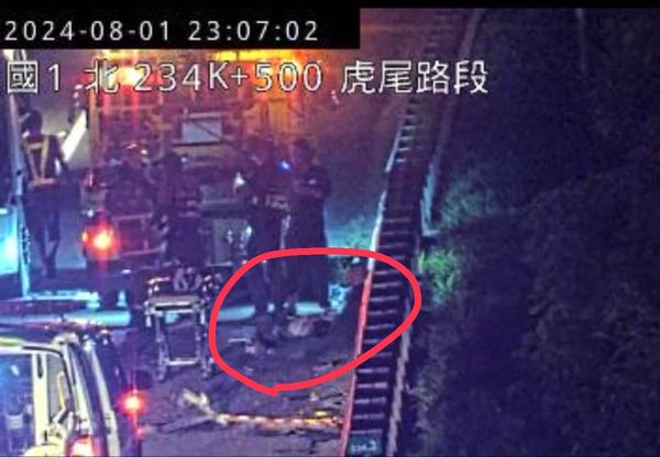 ▲▼雲林國1「5車連環撞」4傷！1人受困車頭、1人噴出車外。（圖／記者蔡佩旻翻攝）