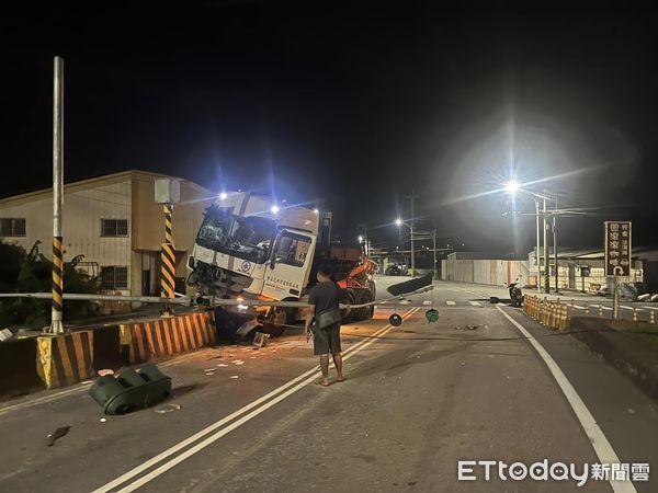 ▲苗栗三義鄉苗140線發生砂石車撞分隔島事故，交通受阻數小時。（圖／三義鄉代古子峯提供）