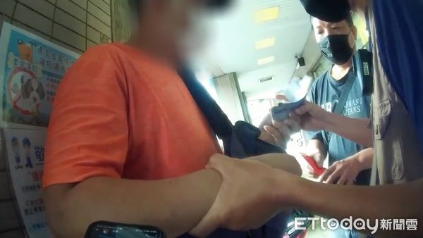 ▲▼台中警方逮捕一名詐團車手，經查發現是名來台自由行的香港男子。（圖／民眾提供，下同）