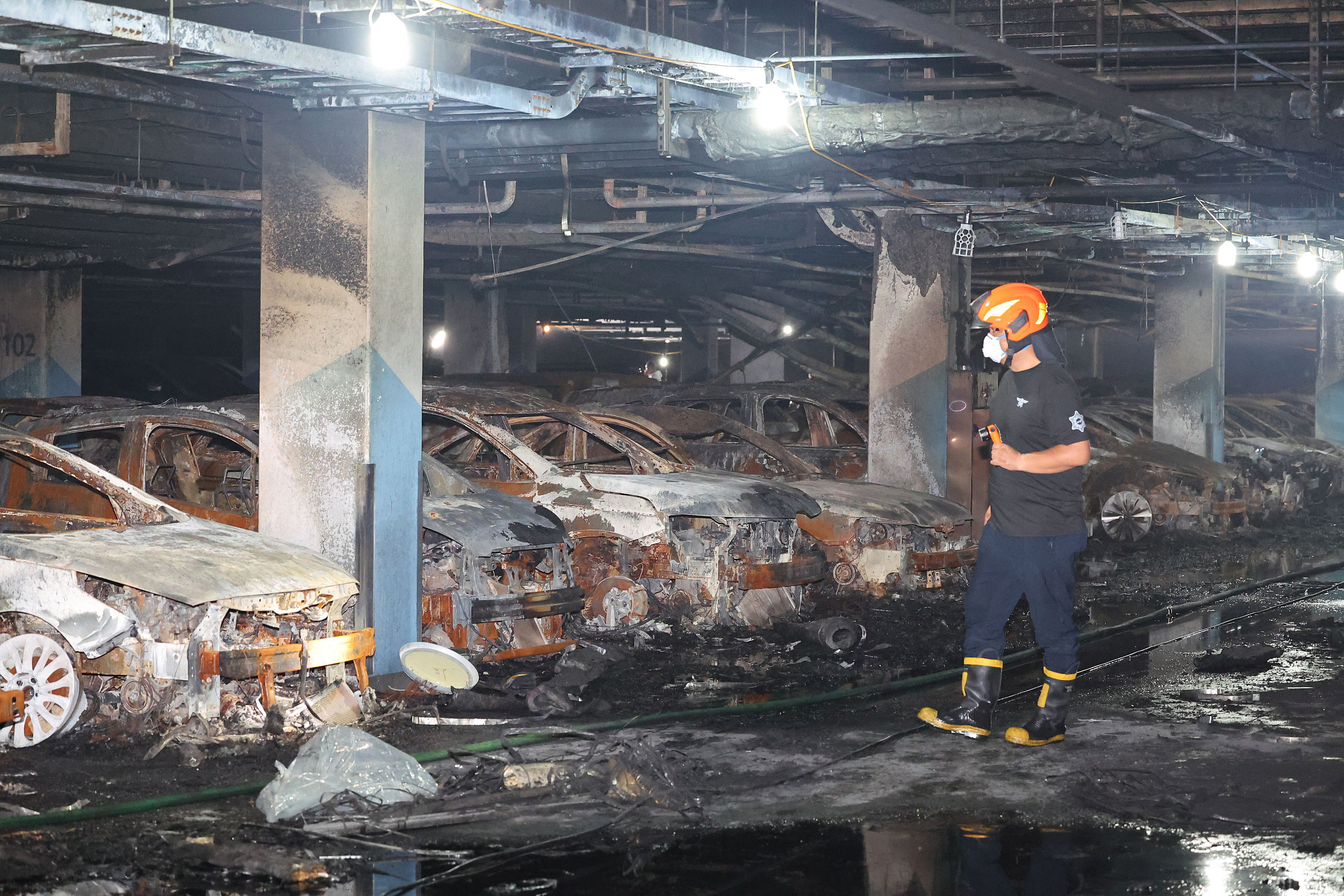 ▲▼南韓仁川市西區青羅洞某社區大樓地下停車場起火燃燒，140輛車遭到波及。（圖／VCG）