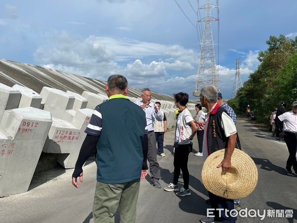 ▲立委陳亭妃偕同市議員李偉智、六分里里長蘇文俊、六德里里長楊駕及在地居民，並邀集水利署副署長吳宗憲、台南市水利局等單位進行聯合會勘。（圖／記者林東良翻攝，下同）