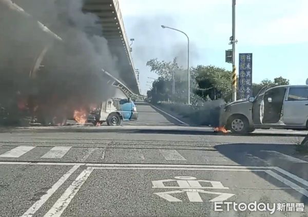 ▲雲林麥寮2車碰撞引發火燒車，火勢猛烈，幸雙方駕駛均逃出無人受傷。（圖／記者蔡佩旻翻攝）