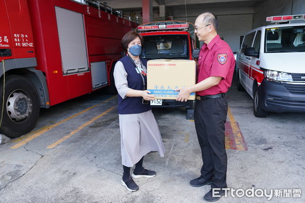 ▲得知路通，醫事室助理專員宋玟芳（左）與黃智祥一起將民眾急需藥品搬上車。（圖／慈濟醫學中心提供，下同）