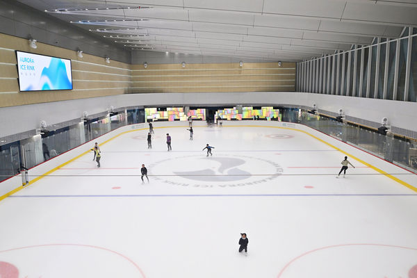 ▲「極光冰場 Aurora Ice Rink」是台北首座於商場符合國際冰球賽事規格的冰場，「亞洲最大花式滑冰賽」明開跑開放民眾免費入場。（圖／極光冰場提供）