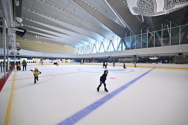 ▲「極光冰場 Aurora Ice Rink」是台北首座於商場符合國際冰球賽事規格的冰場，「亞洲最大花式滑冰賽」明開跑開放民眾免費入場。（圖／極光冰場提供）