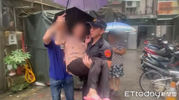 ▲▼中和警冒雨尋獲失聯87歲老婦，公主抱送回家。（圖／記者陸運陞翻攝）