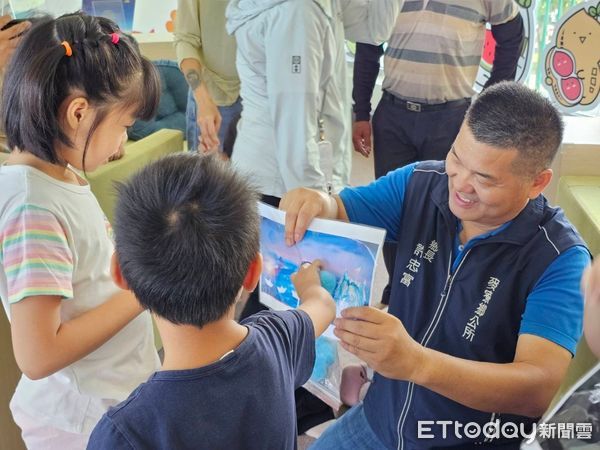 ▲「興華繪本館」今揭牌啟用，除提供豐富的閱讀空間、社區型運動教室，讓社區居民享有多樣化的休閒運動場地。（圖／記者蔡佩旻翻攝）