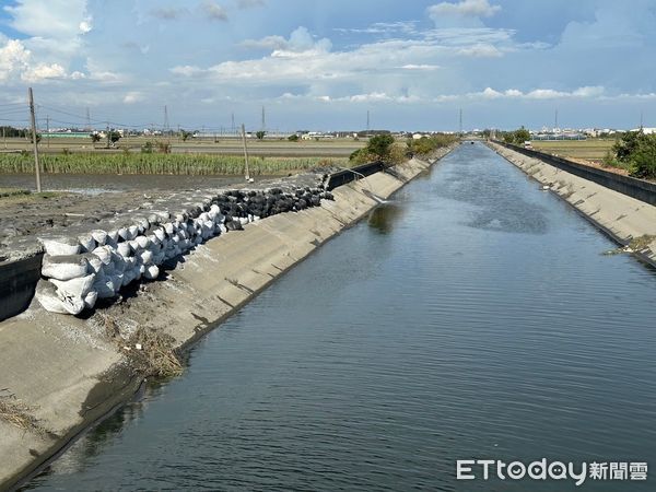 ▲凱米颱風造成水林鄉萬興大排和口湖鄉蔦松大排嚴重溢堤及潰堤淹水，立委劉建國與前立委蘇治芬、雲林縣議員蔡孟真、蔡岳儒邀集水利署第五河川分署長吳明華現場會勘。（圖／記者蔡佩旻翻攝）