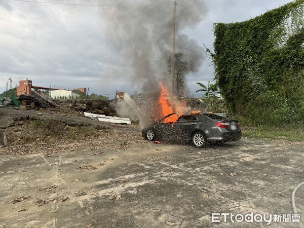 ▲▼嘉義市某高中籃球場火燒車，1人死亡。（圖／記者翁伊森翻攝）