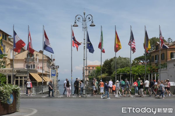 ▲蘇連多(Sorrento)是南義沿海而建的觀光小鎮，種植大量檸檬、柑橘,搭Funicolare di Capri纜車直抵卡布里島。（圖／記者彭懷玉攝）