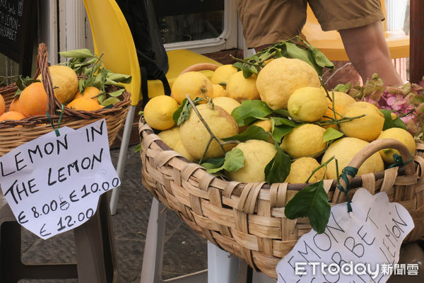 ▲蘇連多(Sorrento)是南義沿海而建的觀光小鎮，種植大量檸檬、柑橘,搭Funicolare di Capri纜車直抵卡布里島。（圖／記者彭懷玉攝）