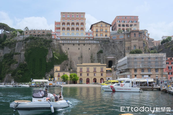 ▲蘇連多(Sorrento)是南義沿海而建的觀光小鎮，種植大量檸檬、柑橘,搭Funicolare di Capri纜車直抵卡布里島。（圖／記者彭懷玉攝）