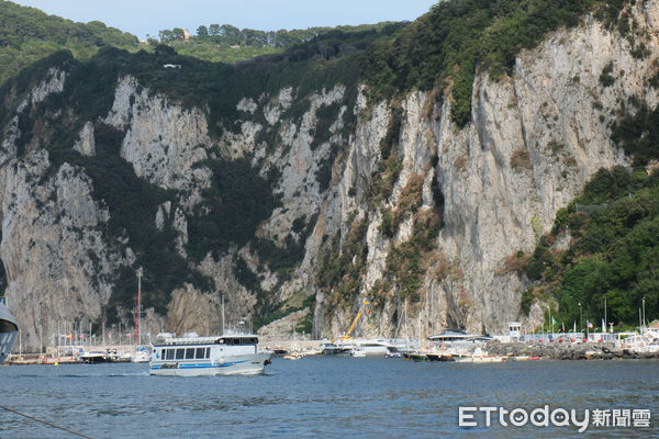 ▲蘇連多(Sorrento)是南義沿海而建的觀光小鎮，種植大量檸檬、柑橘,搭Funicolare di Capri纜車直抵卡布里島。（圖／記者彭懷玉攝）