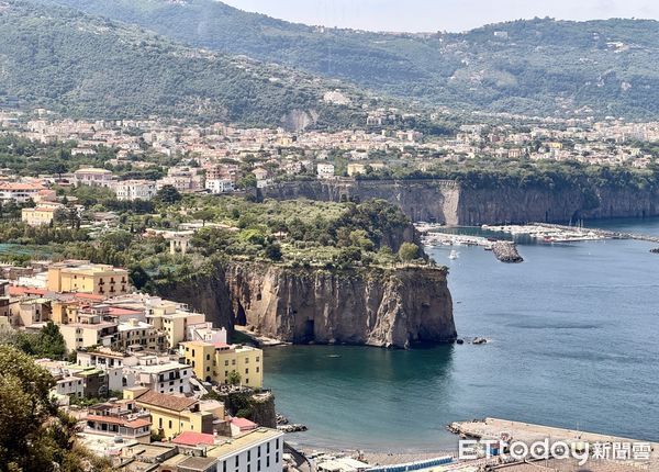 ▲蘇連多(Sorrento)是南義沿海而建的觀光小鎮，種植大量檸檬、柑橘,搭SNAV快艇前往卡布里島。（圖／記者彭懷玉攝）