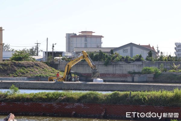 ▲凱米颱風造成雲林養殖漁業生產區多處魚塭溢潰堤，縣長張麗善率交工、水利、農業團隊，會同漁業署科長魏立帆前往勘查了解復原工作。（圖／記者蔡佩旻翻攝）