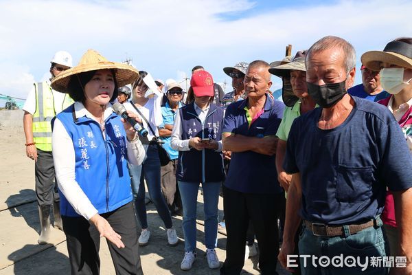 ▲凱米颱風造成雲林養殖漁業生產區多處魚塭溢潰堤，縣長張麗善率交工、水利、農業團隊，會同漁業署科長魏立帆前往勘查了解復原工作。（圖／記者蔡佩旻翻攝）