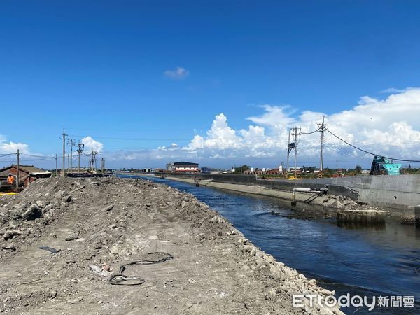 ▲凱米颱風造成雲林養殖漁業生產區多處魚塭溢潰堤，縣長張麗善率交工、水利、農業團隊，會同漁業署科長魏立帆前往勘查了解復原工作。（圖／記者蔡佩旻翻攝）