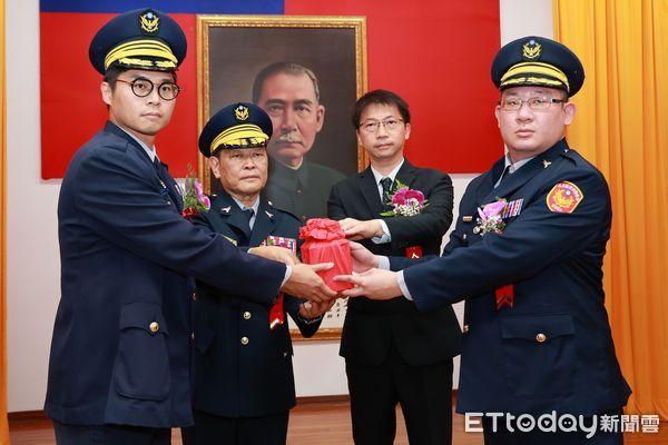 ▲屏東縣政府警察局東港、恆春警分局長及督察長交接             。（圖／記者陳崑福翻攝）